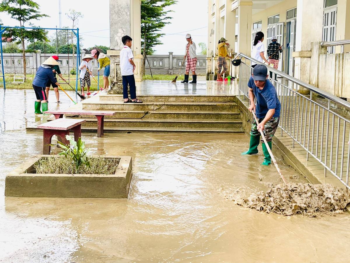 Vệ sinh môi trường sau mưa lũ